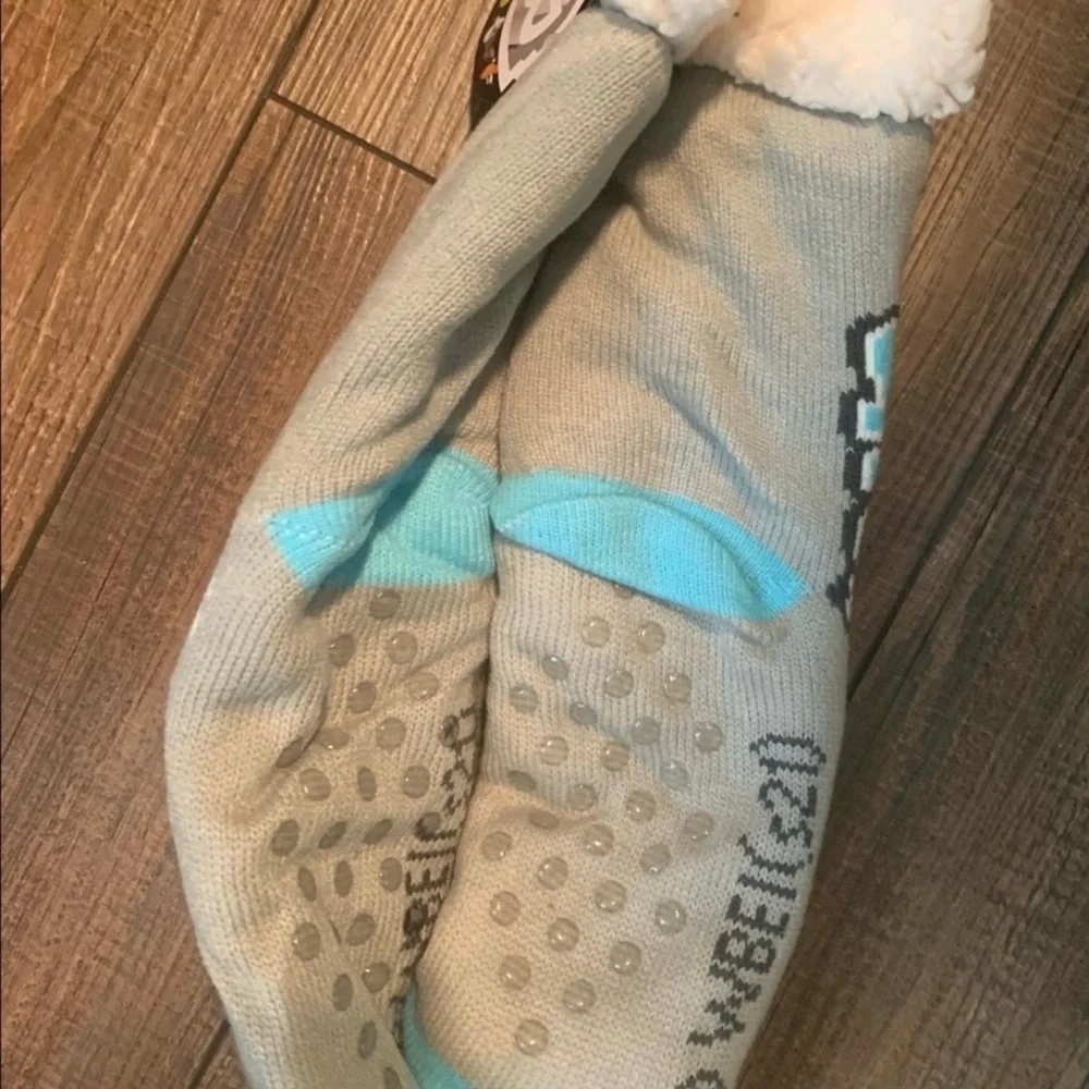 NWT Warner Bros Looney Tunes Bugs Bunny Non Slip Grip Sherpa Cartoon Socks.